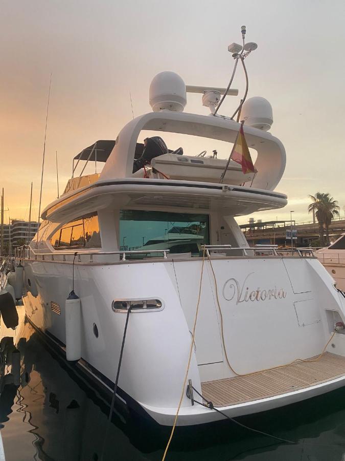 Готель Yacht 20Metros Сан-Адріа-де-Бесос Екстер'єр фото